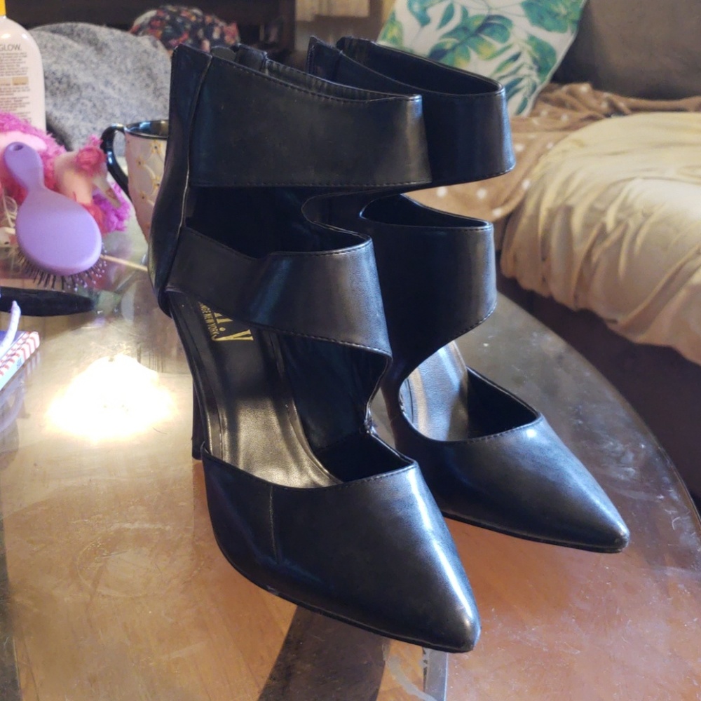 Ankle zip up pumps